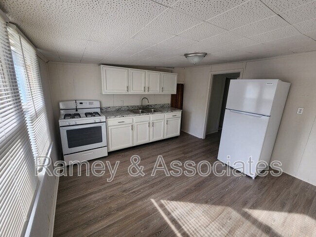 Building Photo - 1122 Larchmont Ave