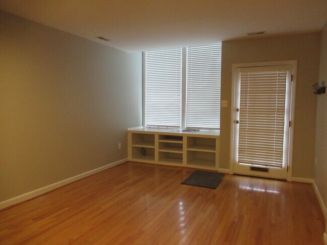 Building Photo - Stylish 1 Bedroom 1st Floor Condo in Feder...