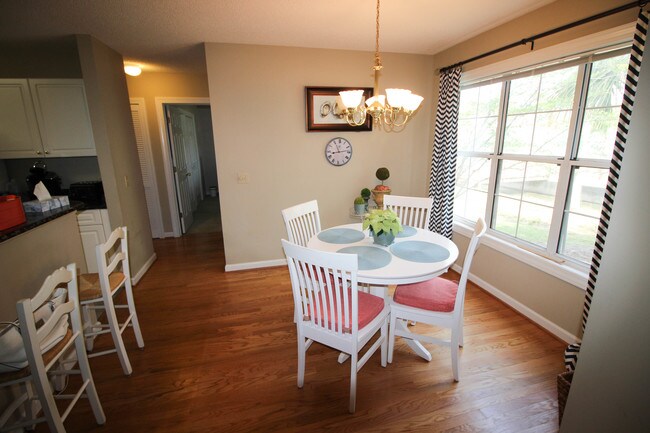 Foto del edificio - 1290 Hidden Lakes Dr