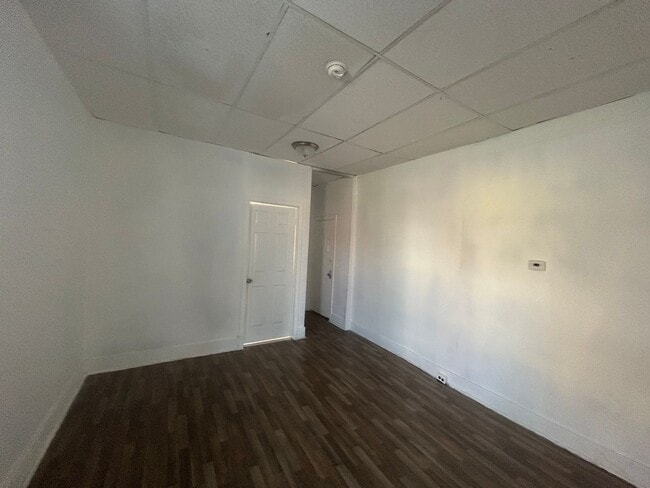 Building Photo - 3232 Emerald st 2BR apt $1000