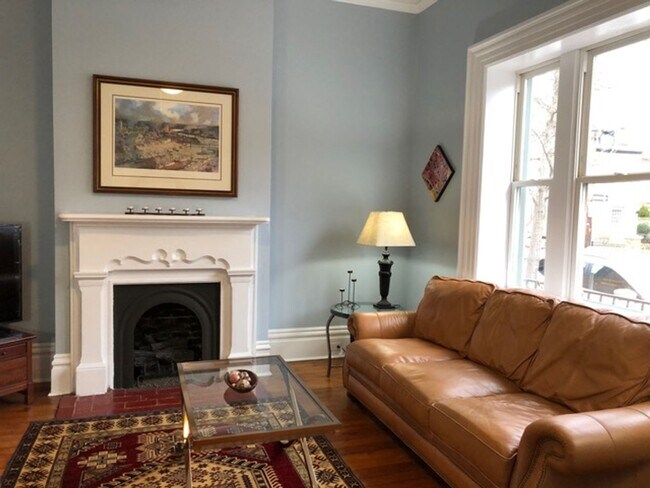 Foto del edificio - Beautiful Historic 3 Bedroom Home In The S...