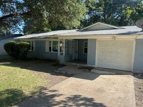 Building Photo - 3160 Chatsworth Dr