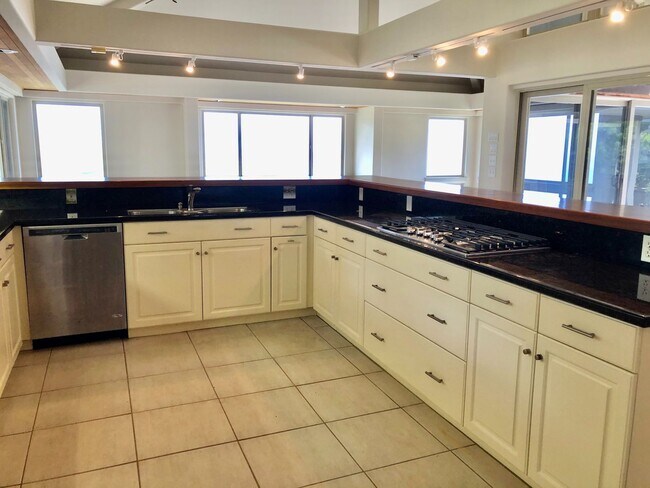 Foto del edificio - 3/2.5/2 Home - Located in the Beautiful Gated Community at Kahalakua- Endless Views!