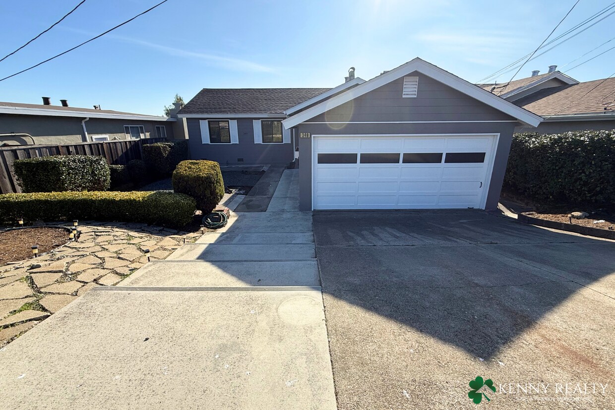 Bright Multi-Level 4BR Home with Two Primary Bedrooms - Bright Multi-Level 4BR Home with Two Primary Bedrooms