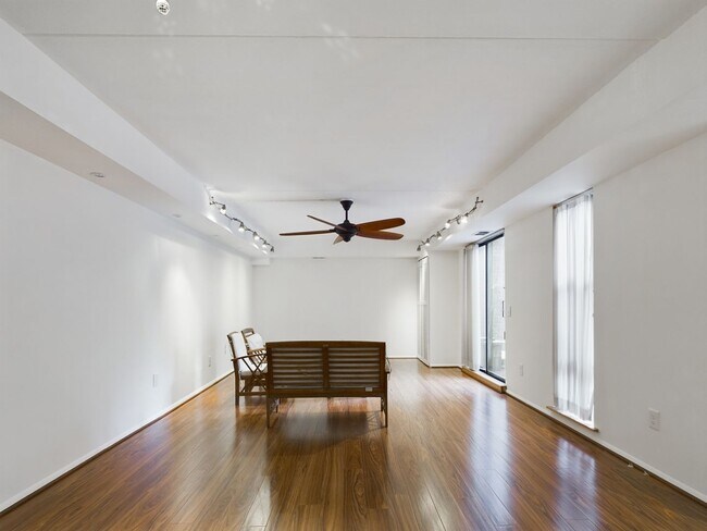 Foto del edificio - Bright 1 bed 1 bath, private patio, FREE covered garage parking, free water and gas, gated commun...