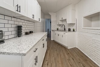 Building Photo - 327 N Lumber St