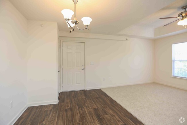 2BR, 1BA - 918 SF - Elm - Princeton Woods