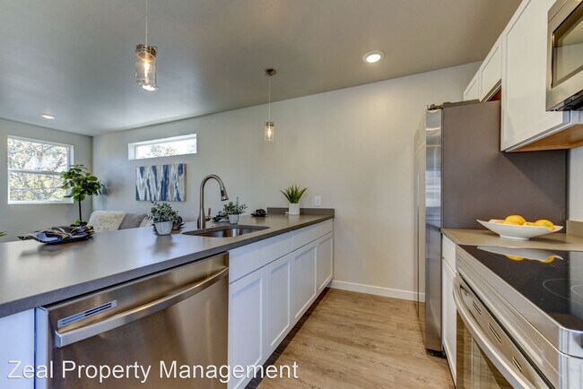 Building Photo - 1 br, 1.5 bath House - 302 E Chester Street B