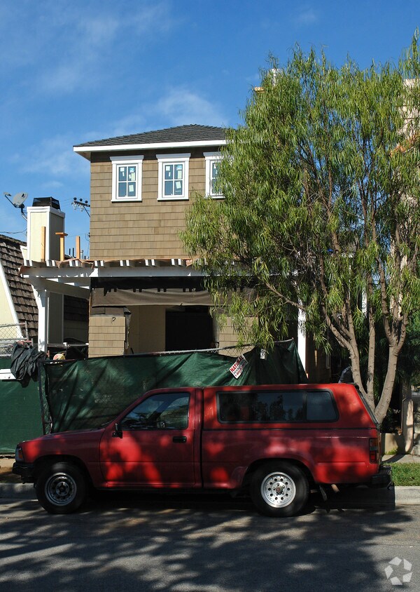 Building Photo - 713 Larkspur Ave