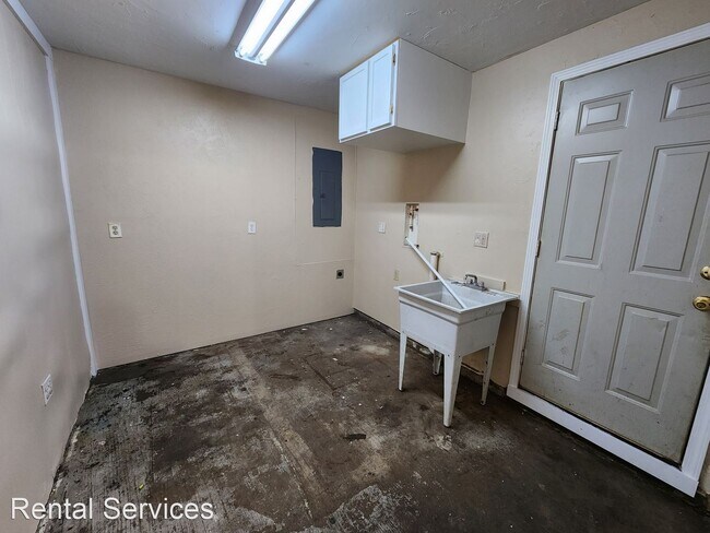 Building Photo - 4 br, 1 bath House - 504 Azalea