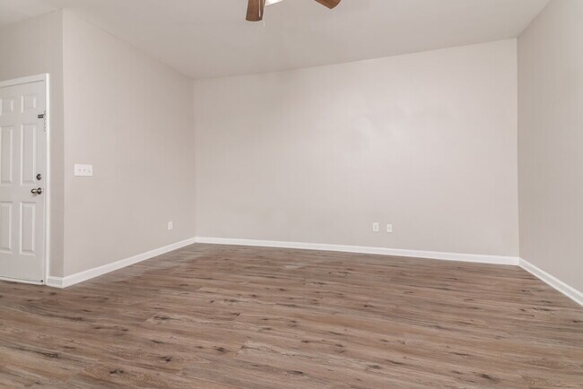 Building Photo - 242 River Hills Dr