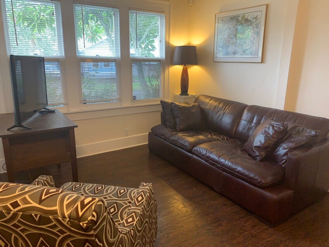 Spacious loving room - 1401 7th Ave N