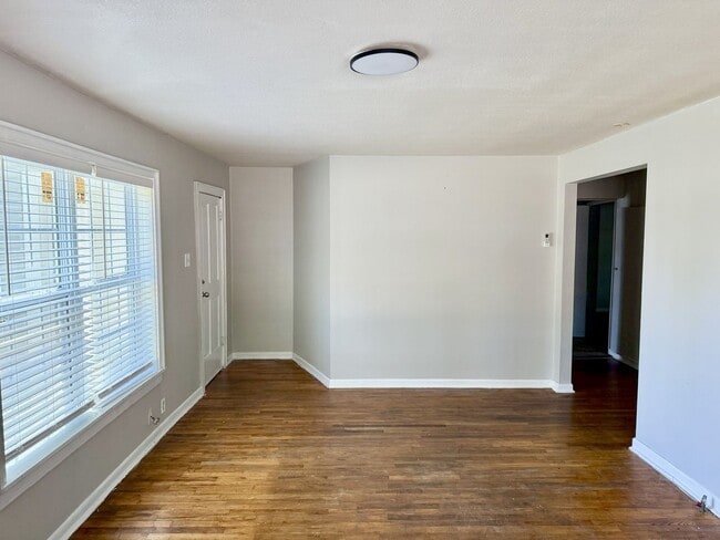 Building Photo - Cute Home Close to the Universities