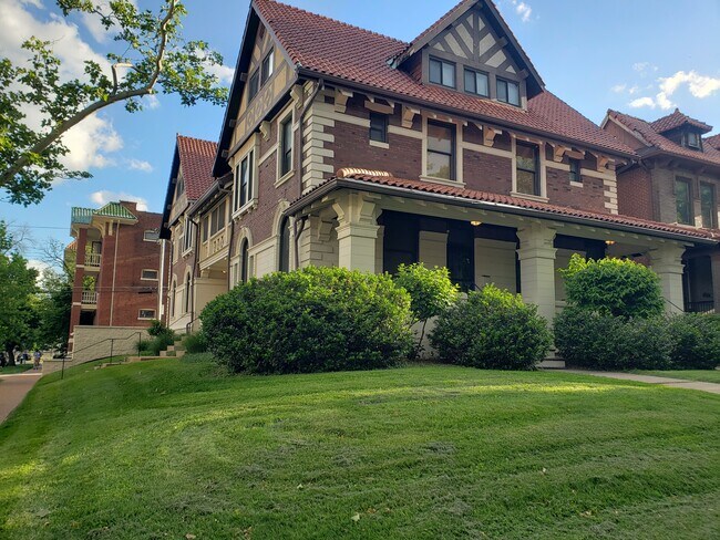 Foto del edificio - 6100 Waterman Blvd