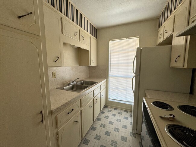 Building Photo - 224 Hold St