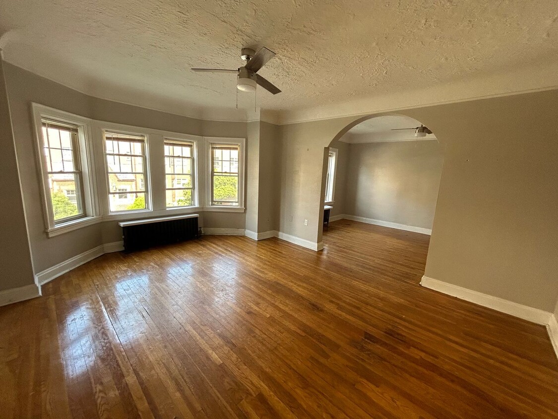 Building Photo - Spacious Apartment for Rent in Edgewater!