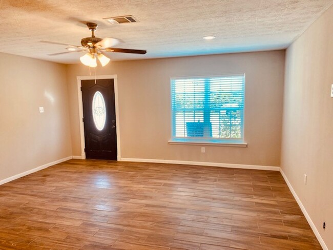 Building Photo - REMODELED 3 BEDROOM 2.5 BATH HOME CLOSE TO...