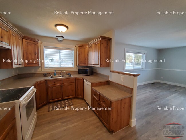 Building Photo - 381 W 1st S