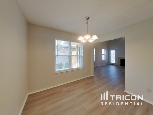 Foto del edificio - 1611 Sunset Village Dr
