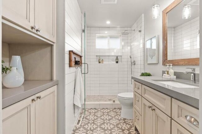 Building Photo - 5251 Larchwood Dr