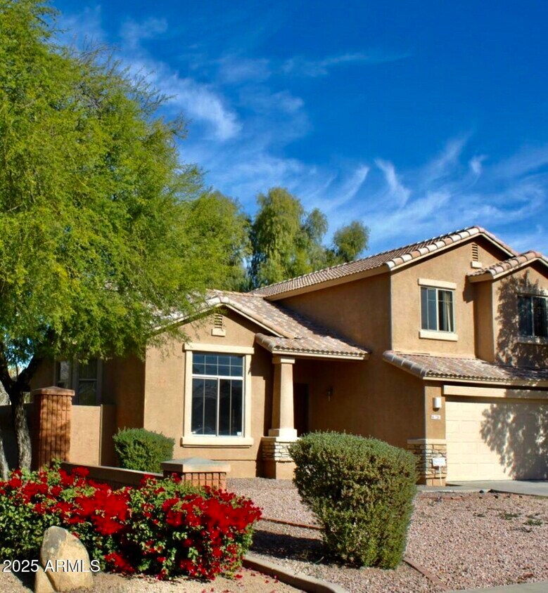 Foto principal - 720 E Eagle Ln