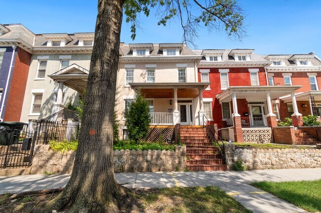 Building Photo - Recently Renovated // 1 Bedroom 1 Bathroom...