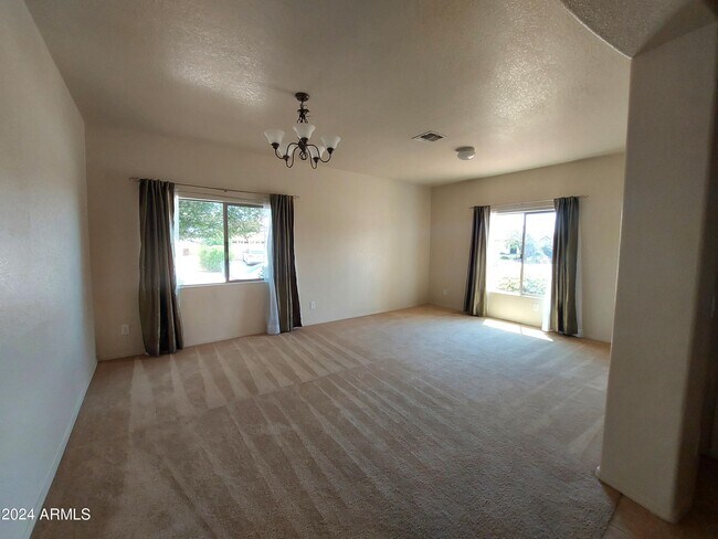 Building Photo - 900 Estancia Dr