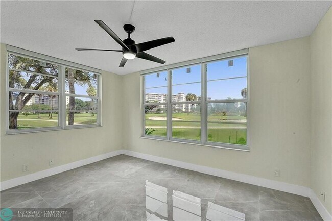 Building Photo - 3900 Oaks Clubhouse Dr