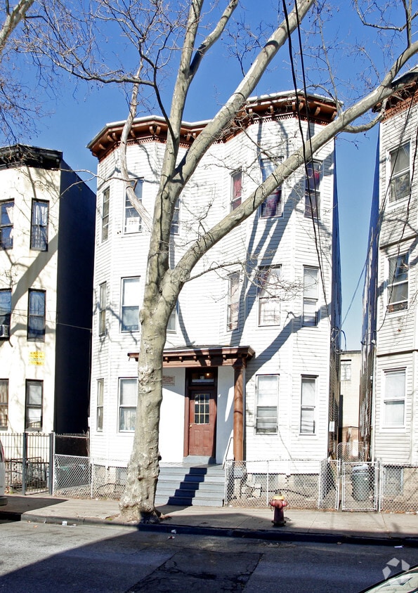 Primary Photo - 21 Knowles St