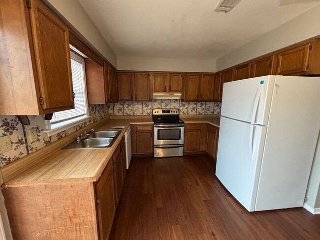 Building Photo - E 11th St