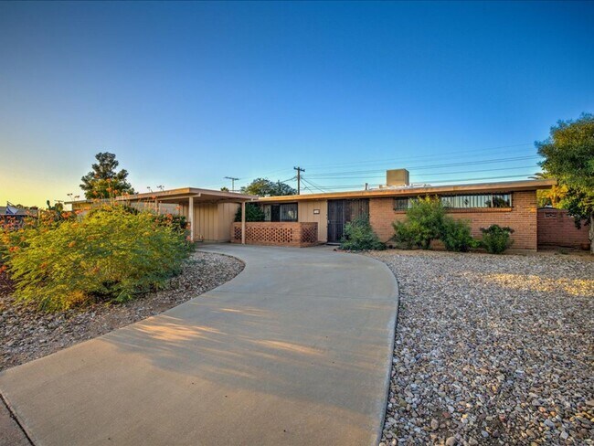 Foto del edificio - Charming 3-Bedroom, 2-Bath Home with Spaci...