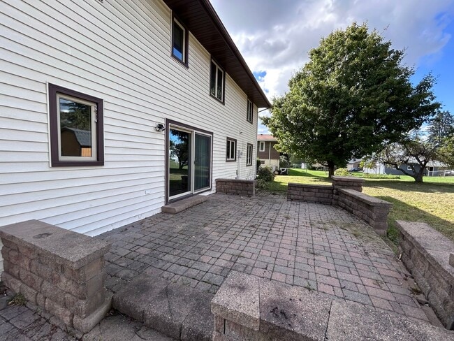 Building Photo - Spacious 4-Bedroom Home
