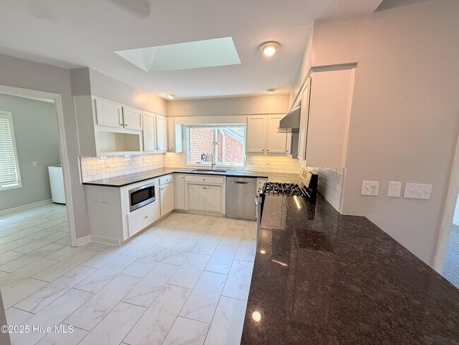 Foto del edificio - 3305 Peppercorn Rd
