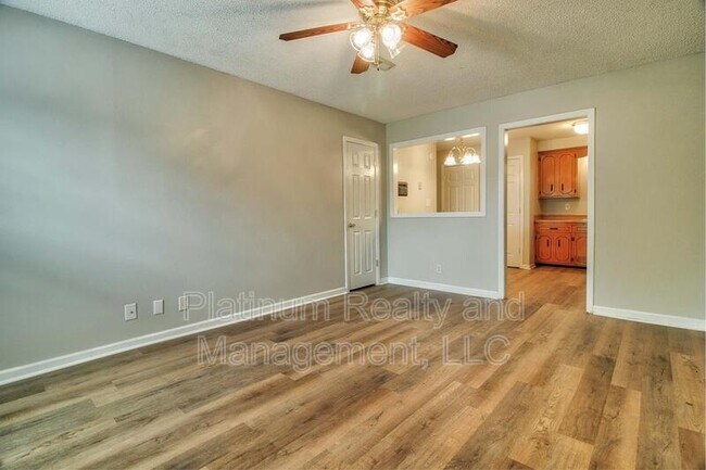 Foto del edificio - 3053 Woody Ln