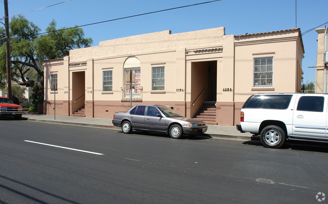 Building Photo - 123-125 E Beach St