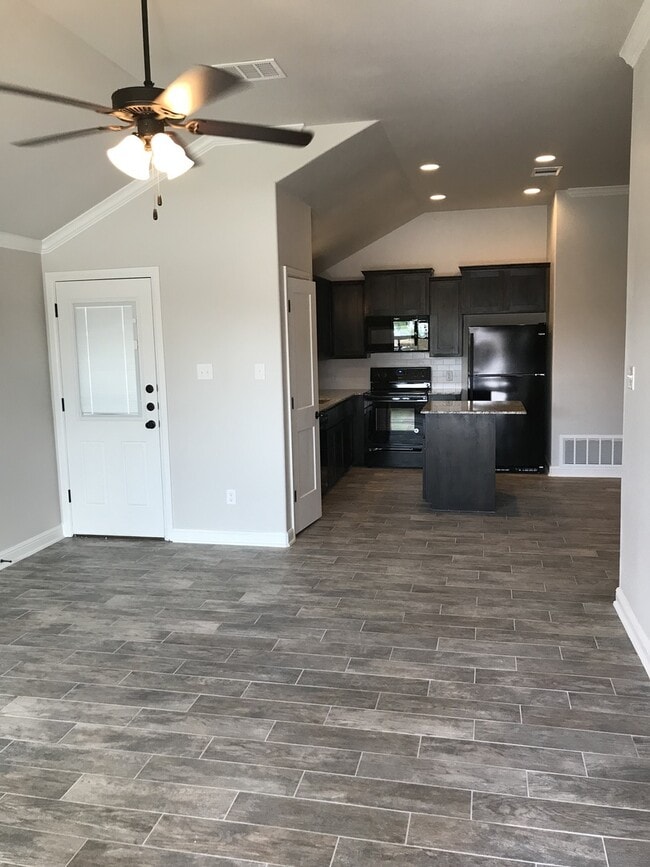 Foto del edificio - 2 bed/2 bath Duplex - Ready 1/14/2026 - Text 201-231-7228