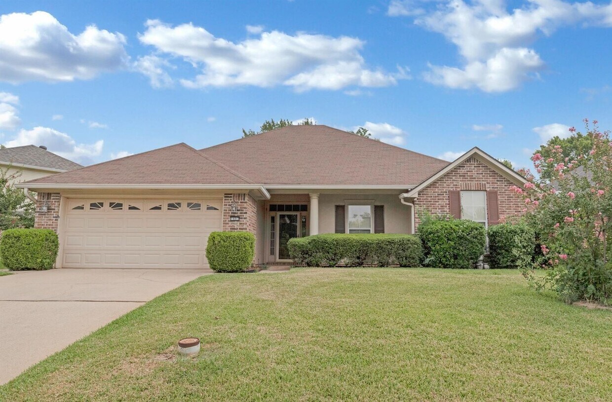 Foto principal - 4 Bed/ 2.5 Bath North Gate Village Home