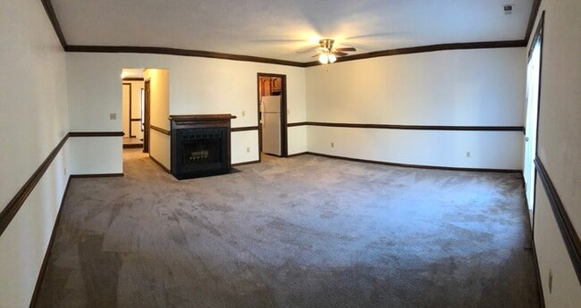 Building Photo - SPACIOUS TOWNHOME IN CENTRAL LOCATION