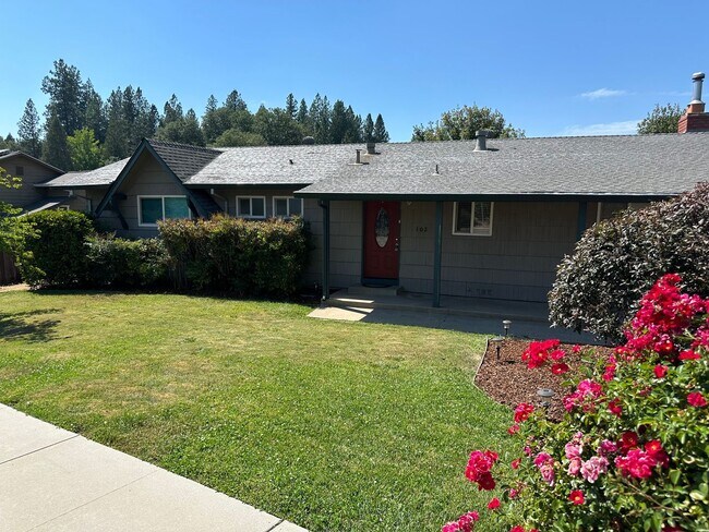Building Photo - Stunning 3 Bedroom 2 Bathroom House Close ...