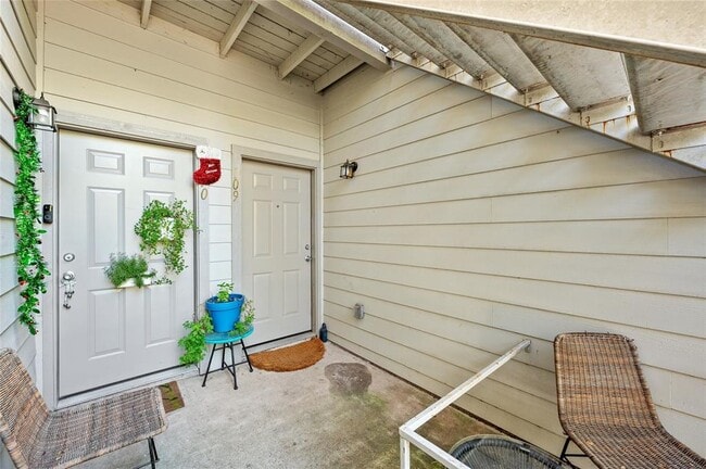 Building Photo - 3839 Dry Creek Dr