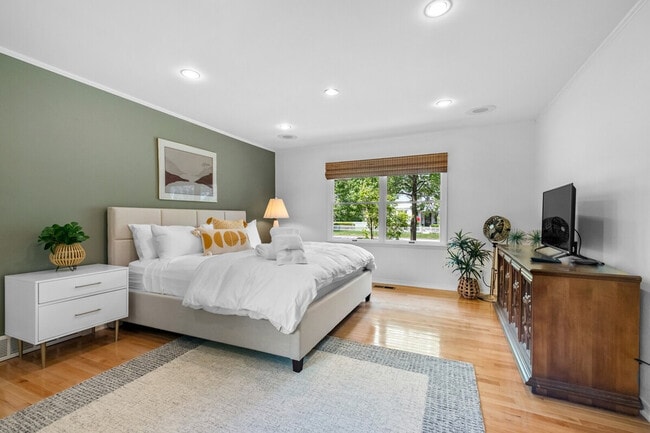 Building Photo - 103 SW E St