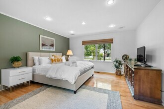 Building Photo - 103 SW E St