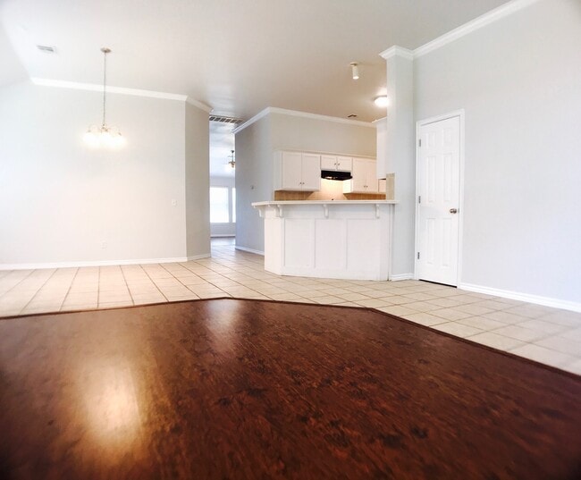 Building Photo - Large 4BD 3BA home located in a great Norm...