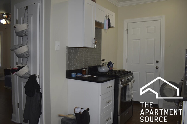 Photo - 3817 N Greenview Ave Apartment