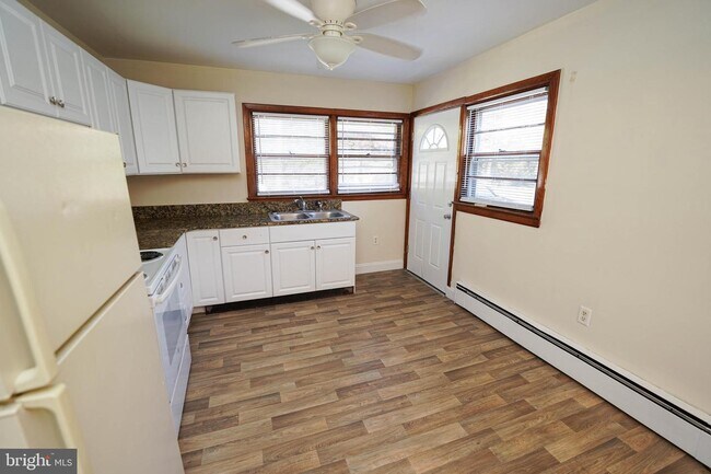 Building Photo - 512 S Park Dr