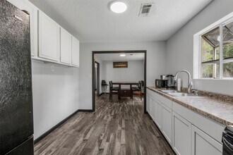 Building Photo - 541 Trails End Dr