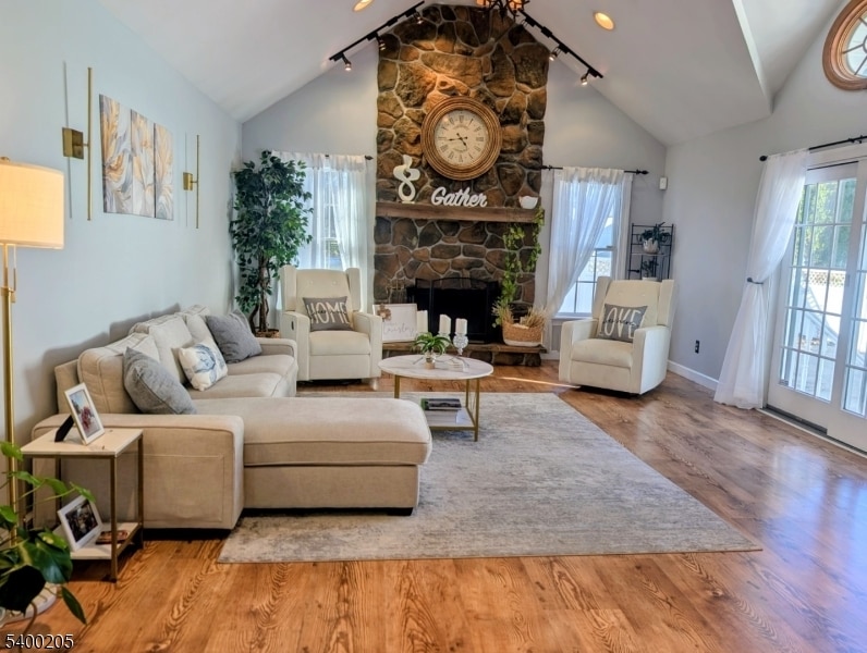 Primary Photo - 190 Oak St