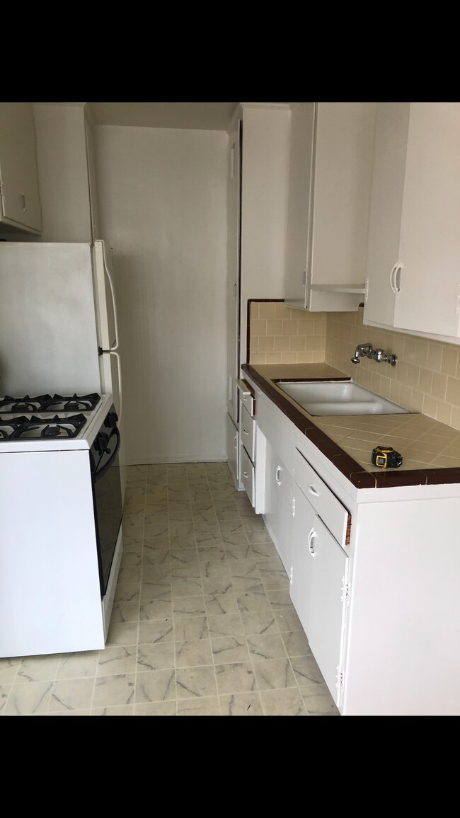 Kitchen - 1446 N Martel Ave