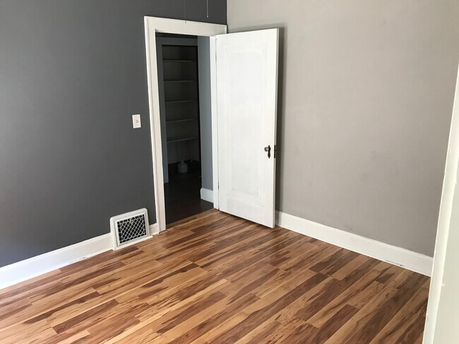 Foto del edificio - 1032 W 17th St
