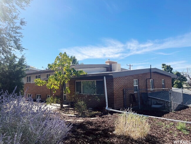 Foto del edificio - 1766 E S Woodside Dr